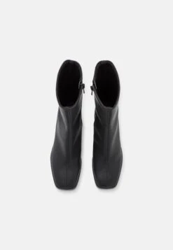 Monki Bottines - Black Dark 11 Monki Bottines - Black Dark -Magasin De Vêtements De Mode Pour Femmes 1ceccae4a3684796b9b12cfbf404cfe4