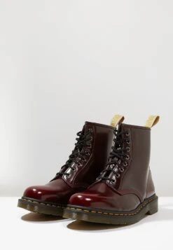 Dr. Martens Winchester Ii Boot 1460 Vegan - Bottines À Lacets - Cherry -Magasin De Vêtements De Mode Pour Femmes 2d96a4f186cb450aad5f0e76255e066c