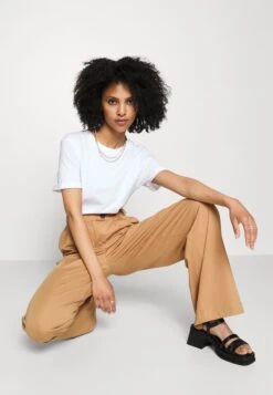 Petite Business Casual Wide Legs With Front Pleats - Pantalon Classique - Beige -Magasin De Vêtements De Mode Pour Femmes 76a1b0814ce6475195d0c38eab76c036