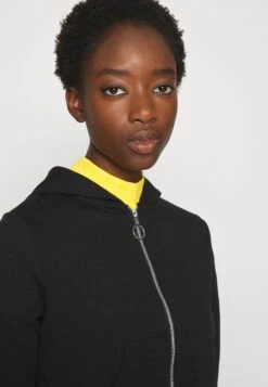 Even&Odd Sweat Zippé - Black -Magasin De Vêtements De Mode Pour Femmes 7bbda7e26c574ebdab9650a38dd1604e