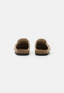 Pier One Leather Unisex - Chaussons - Beige 8 Pier One Leather Unisex - Chaussons - Beige -Magasin De Vêtements De Mode Pour Femmes 7fc4209f0b9d443b96717beece6deee4