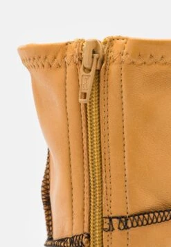 Miista Lois Boots - Bottes - Beige -Magasin De Vêtements De Mode Pour Femmes d6ee4c1e15de4a2daf048308cdae9761